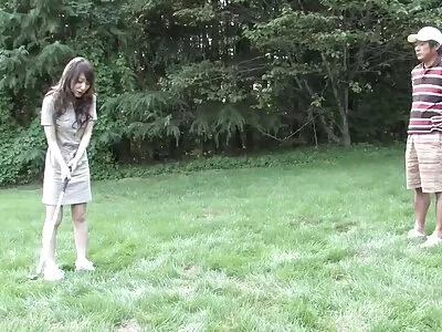 Video porno cu o brunetă în tocuri înalte călărind cocoșul după doggystyle lenjerii sexi