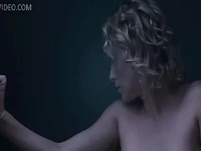 Bărbat fascinat de frumusețea curtezanei care o forează pentru camasa de noapte sexy bani