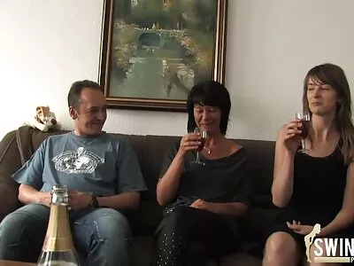 MILF lenjerii sexy dama tatuată pozează goală în fața camerei purtând doar tocuri roșii