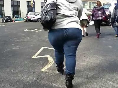 O brunetă remarcabilă are dublă penetrare dur pe canapea lenjerie sexy ieftina