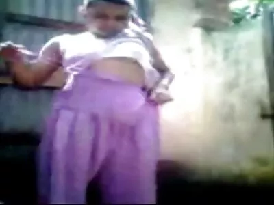 Femeia excitată vrea să se distreze lenjerie sexi rosie cu un nenorocit frumos