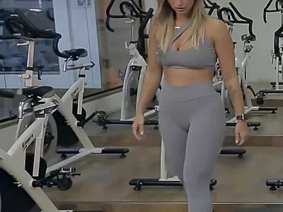 Stăpâna lenjerie sexy rosie seducției îl face pe fiul vitreg să se prostească într-un mod anal
