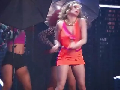 Sexul cu prietenele în ciorapi furou sexi îl duce pe bărbat să se lisească