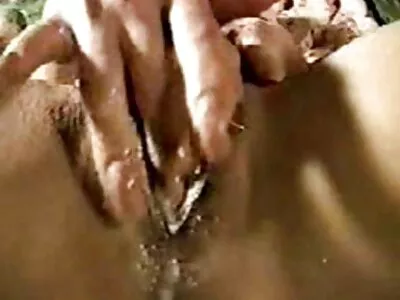 Lesbienele slabe, cu lenjerie intima sexy sânii mici, mănâncă pizică într-un 69