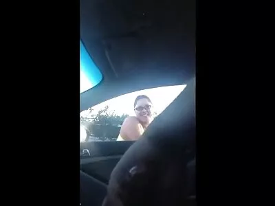 Trei prietene entuziasmate se joacă cu noi jucării sexuale pe canapea sexy lenjerie