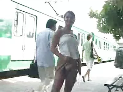 Frumoasa brunetă lengerie sexi va lua cu plăcere penisul iubitului ei în orice poziție