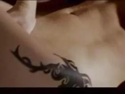 O blondă cu sfarcurile perforate primește o lovitură lenjerie intima sexi femei anală