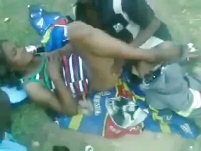 O blondă cu sânii mari este matur sexy luată de o pula mare albă și ejaază