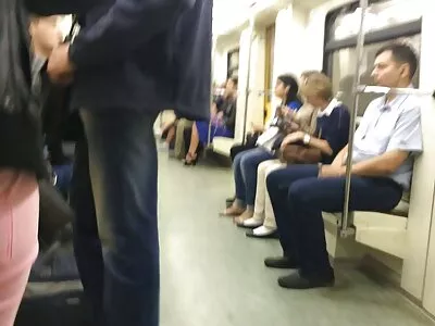 Învinețitor chel și brunetă zveltă fac sex pasional în pat mtur porno