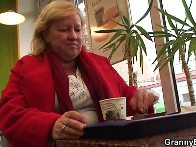 Tânăra blondă este porno cu profesoare mature în transă sexuală și îl dorește mult
