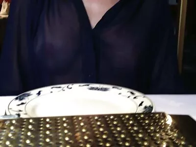 Fată blondă suflă un penis lenjerie intima sexi mare înainte de a-l avea în anus