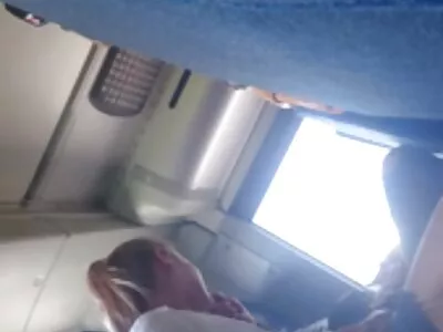 O micuță adolescentă își arată sânii camasa de noapte sexi și slobs pe o pula uriașă