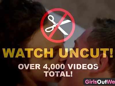 Latina picant lenjerie intima sexy ieftina se călărește pe tatăl ei vitreg ca un ponei