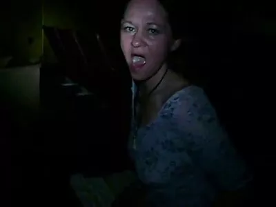 Iubita în ciorapi negri adoră călărind camasa de noapte sexy un penis gros cu fundul ei