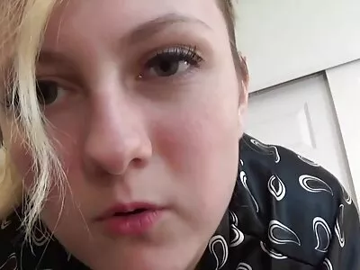 Puiului tocilar îi place orice tip de sex, dar preferă lenjerie sexy pentru femei să se lovească în fund