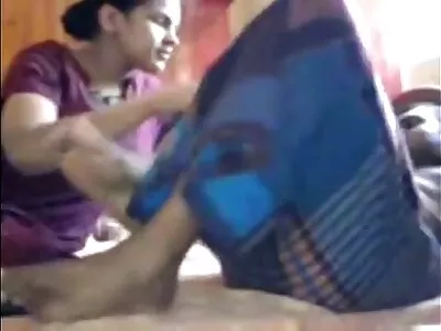 Milf lenjerie sexi dama cu păr roz și bust își umple ambele găuri