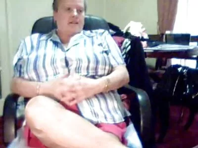 Curva cu fundul mare va suge un stâlp gros și își va face lenjerie sexy fundul sodomizat