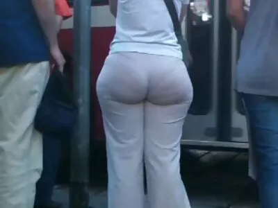 Tipul frumos Erik se ocupă de lenjeri sexi două doamne înfometate de cocoși