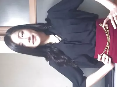 Bruneta tatuată desuuri sexi și uleiată joacă jocuri anale murdare