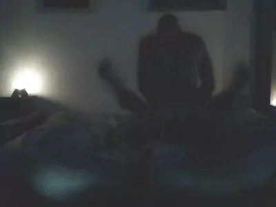 Frumoasă în halat roz și prietenul se bucură de un penis comun în lenjerie sexy xxl fața camerei