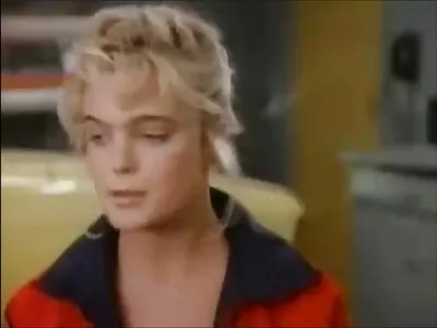 Blondă își ia un pumn în păsărică de la lenjerie intima sexy minuna