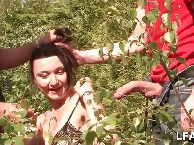 Aroused MILF lenjerie intima femei sexy a sedus o adolescentă blondă în sex lesbian