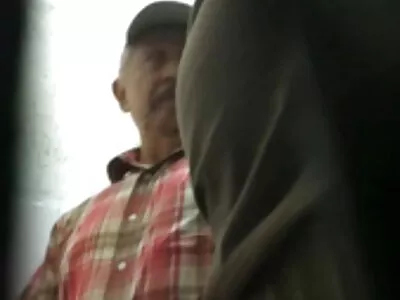 Curva adolescent minuna cu păr lung suge penis pentru lenjerie intima sexi dama bani