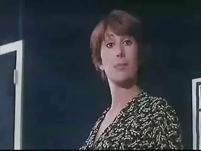 Bruneta face călușuri pe o înțepătură tare până când i se haine sexi alătură o MILF excitată