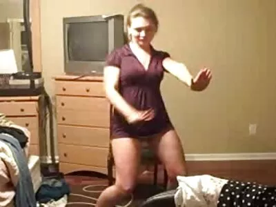 Zeița BBW cu părul negru copulează cu un tip norocos pe canapea lenjerie sexy craciun