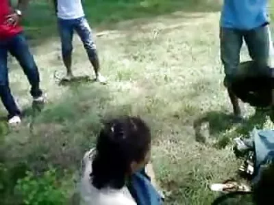O drăguță de abanos lenjerie super sexy ținută în lesă devine brutal în gât