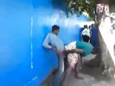 Milf asiatică atrăgătoare își întinde păsărica de către lenjerii sexi stud atârnat
