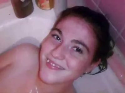 O fetiță extraordinară cu sâni naturali are sex mascat lenjerie intima sexi la duș