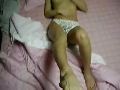 O blondă urâtă în lenjerie neagră sexy lenjerie suge mingi și penis
