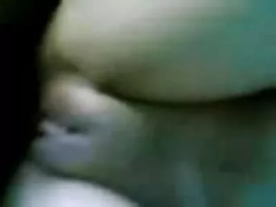 Adolescentul dulce își mănâncă maturesexi păsărica roz și o trage din greu