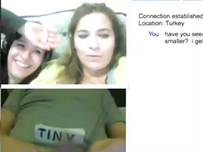 Minx japonez drăguț are grijă de doi cocoși  palpitanți