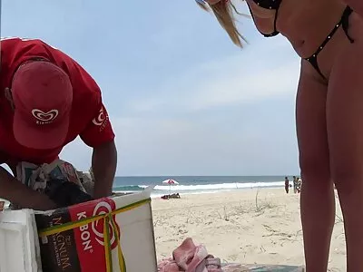 Blonda face sex cu fratele vitreg după ce îl surprinde haine sexy dama făcându-se