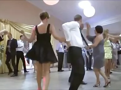 Prietenele obraznice lenjeri sexi fac sex lesbiene urât în ​​piscina gonflabilă