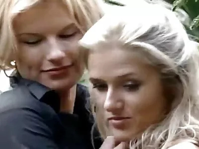 Fata lenjerie sexy olx în mască neagră și blondă ia un buton mare în gură și fannies