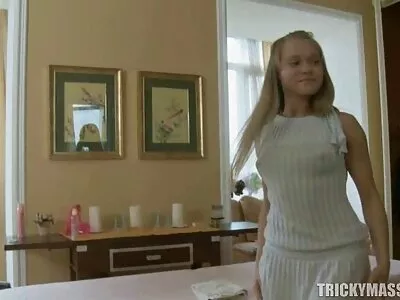 Dragostea neagră grăbită abia așteaptă ca un tip să se strecoare în ea mature women sexi