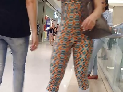 Doi pui murdari fac o sesiune de trio cu un  chelner