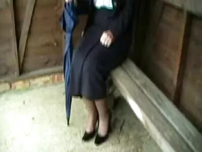 Tânăra în  ciorapi va dormi până sus