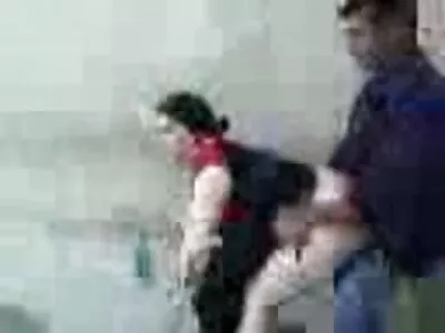 Babelor le place felul în care fratele vitreg unghie păsăricile halate sexy unul lângă celălalt