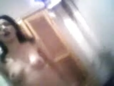 Acțiune sexuală orală interracială cu jartiere sexy negru picant și prieten alb excitat