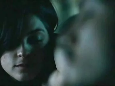 Tatăl și lenjerie dama sexy fiul său vor să împartă împreună copilul orbitor