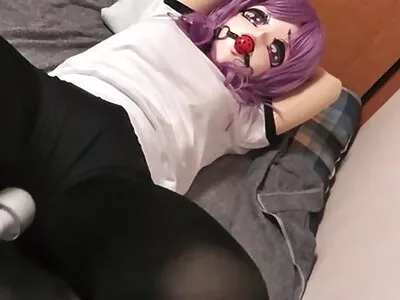Doi bărbați super erecți se pe rând și își împărtășesc lenjerie sexi pentru femei blonda minunată