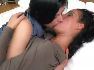 Petite nubile devastată după ce a făcut o muie lungă și neglijentă sexi lenjerie