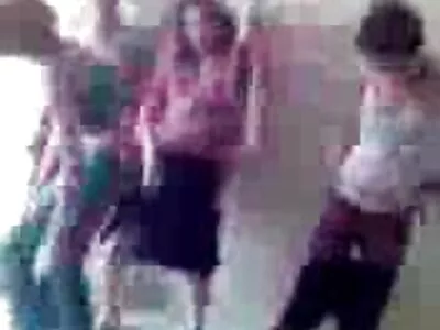 Camera a surprins-o pe latina masturbându-se pe o tânără lenjerie de noapte sexi