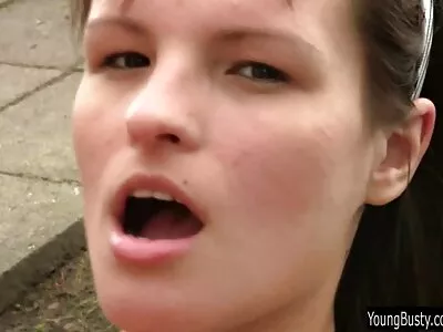 Lesbianele asiatice și colegul de cameră le oferă păsăricilor mature porno mom plăcere pe canapea albă