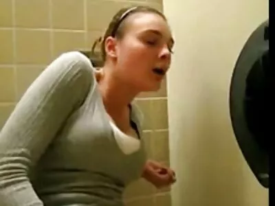 Nimfoamă blondă matură dresuri sexi primește un penis tânăr și își linge fundul