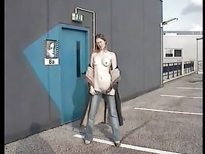 Orgie interrasială în cinci cu niște știfturi negre și o lenjerie intima sexy fetiță albă